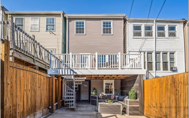 Building Photo - 4 bed 3.5 bath. Parking! Pets Welcome!