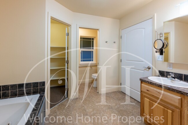 Building Photo - Spacious Home with Vaulted Ceilings