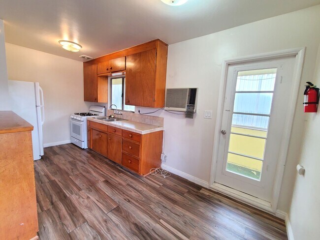 Building Photo - 560 Cajon St