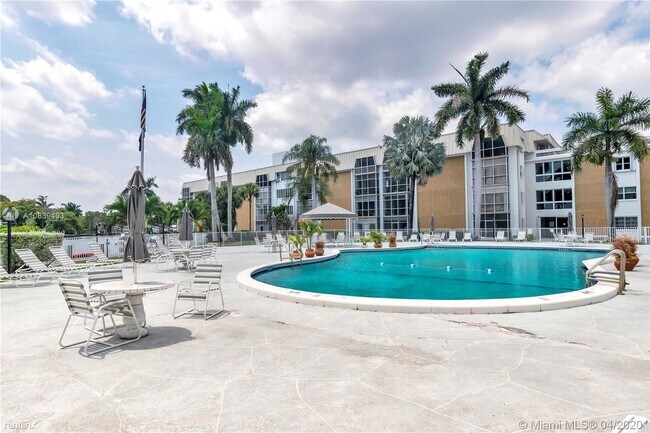 Building Photo - 1 br, 1 bath  - 2990 NE 16th Ave