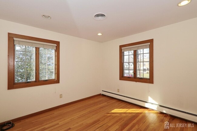 Building Photo - 240 Twin Oaks Terrace