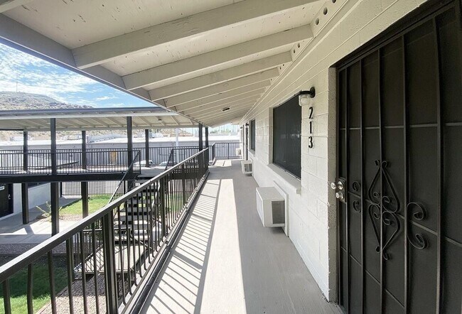 Building Photo - Renovated 1-Bedroom Condo in Gated North P...