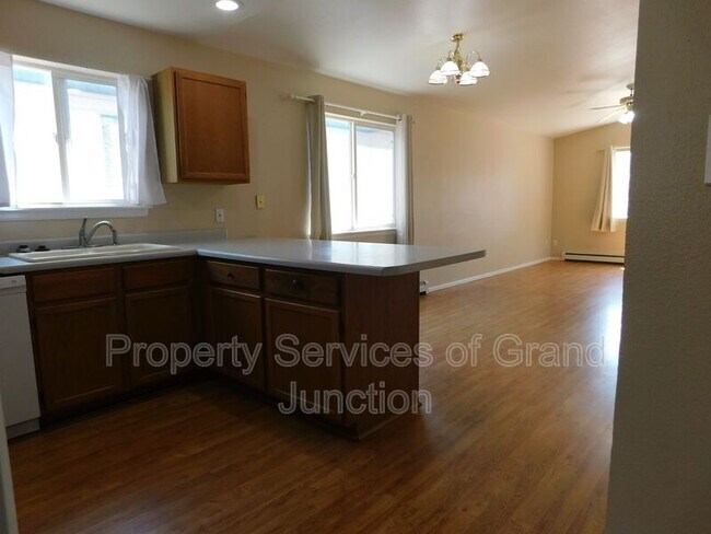 Building Photo - 493 Green Acres St