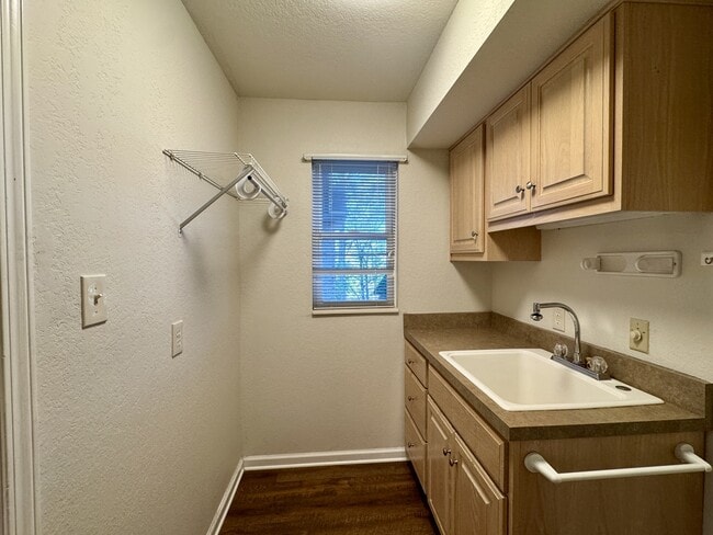 Building Photo - 144 Gigi Ln