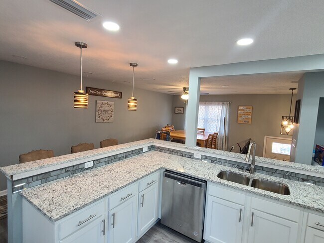 Building Photo - 5224 Roanoke Blvd