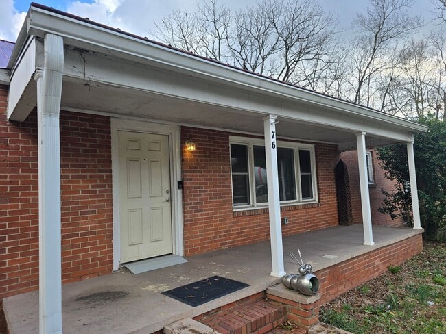 Building Photo - Charming Pittsboro Bungalow with Screened Porch & Fully Fenced Yard