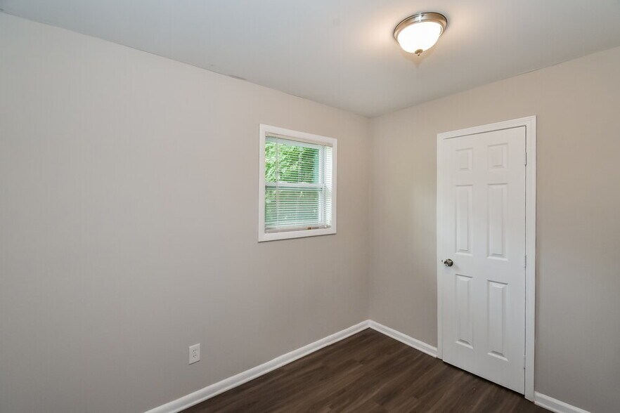 Building Photo - 8888 Northview Dr
