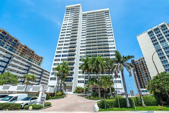Building Photo - 3140 S Ocean Dr
