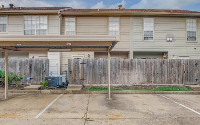 Building Photo - 10615 Briar Forest Dr