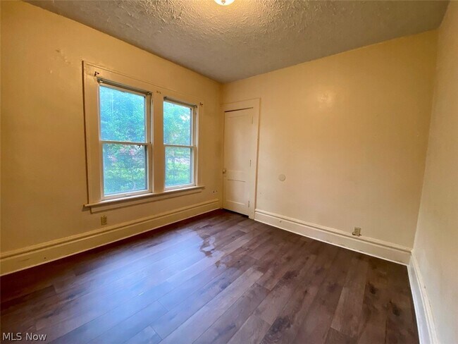 Building Photo - 400 Cloverdale Ave