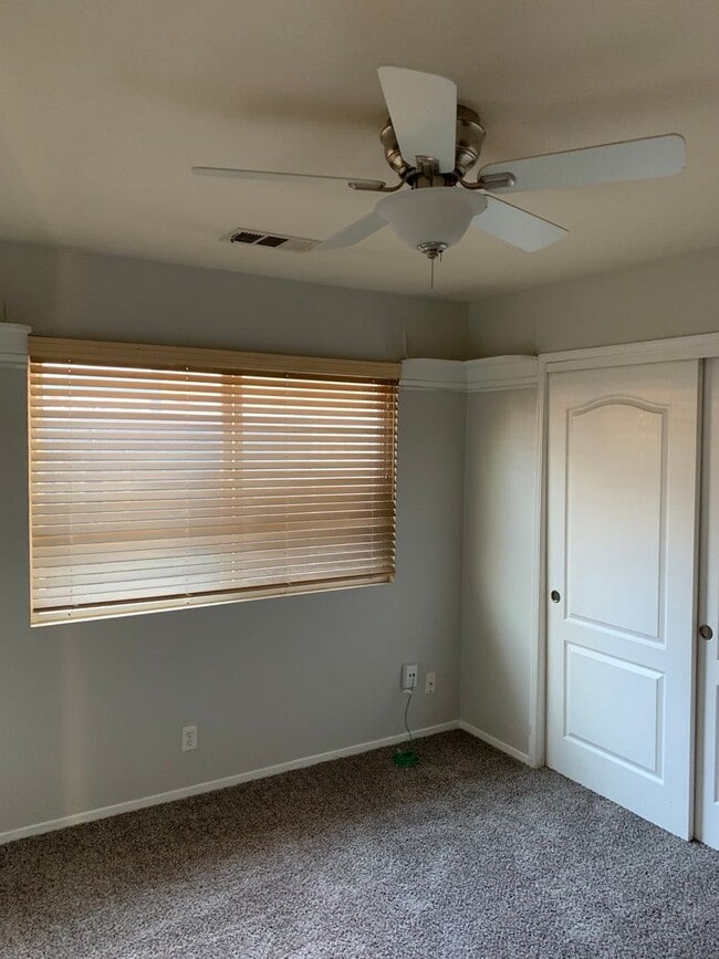 Building Photo - 3 Bedroom 2 Bath