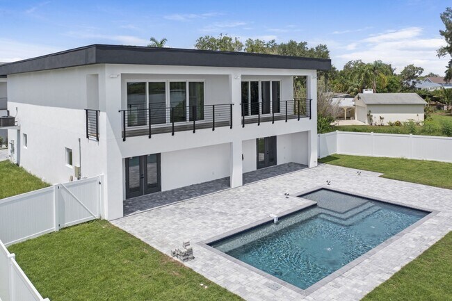 Building Photo - 5/3 Luxury Custom Home plus Boat dock, Pool and Stunning Views!!