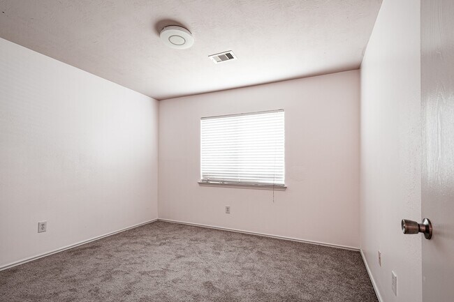 Building Photo - 4435 Crossvine Ave