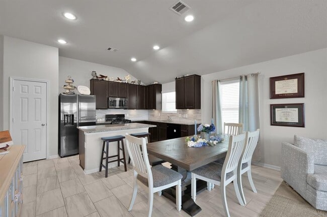 Building Photo - 2233 Forest Chestnut Dr