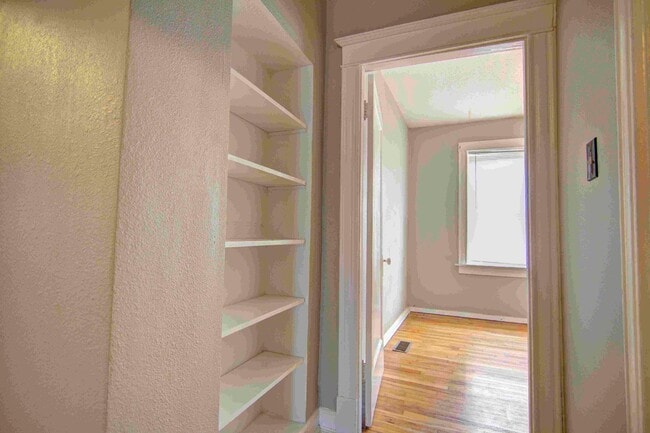 Building Photo - Large charming 3 bedroom 2 bath with oversized master bedroom that has its own private bath!