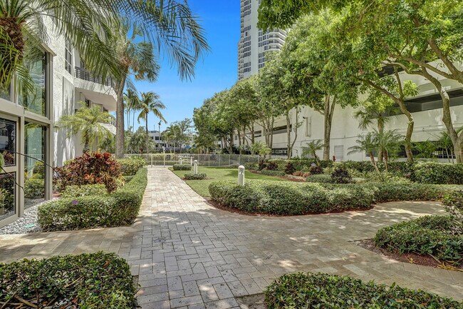 Building Photo - 3500 Mystic Pointe Dr