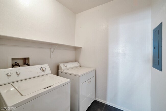 Building Photo - 6868 Sky Pointe Dr