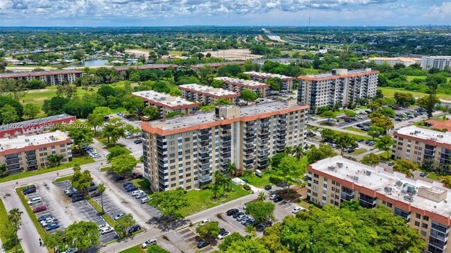 Building Photo - 4174 Inverrary Dr