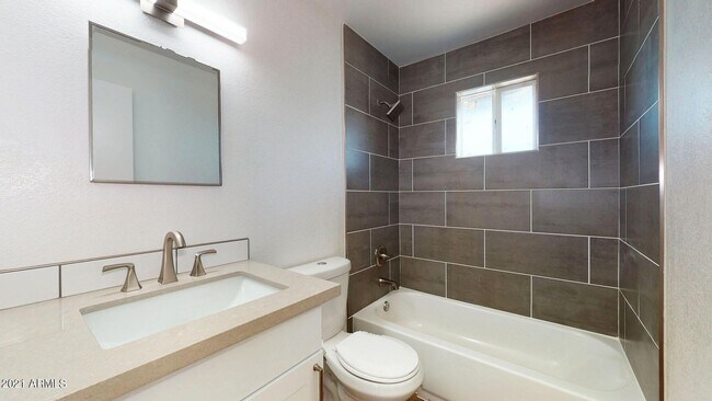 Building Photo - 3942 E Earll Dr
