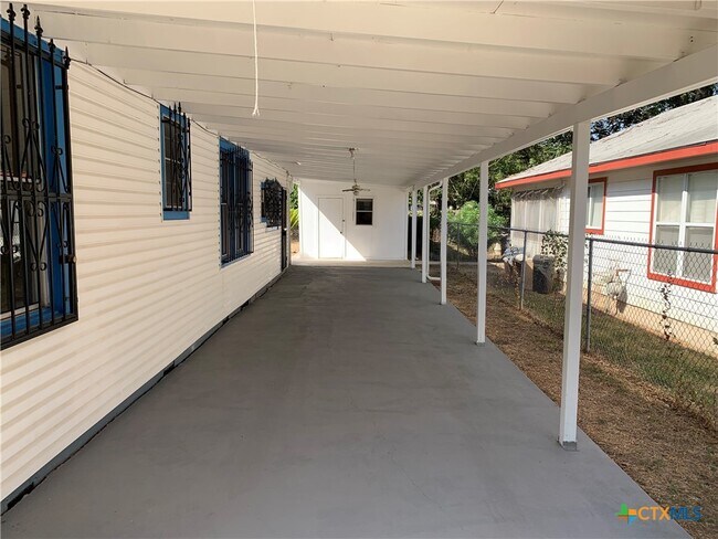Building Photo - 903 Recio St
