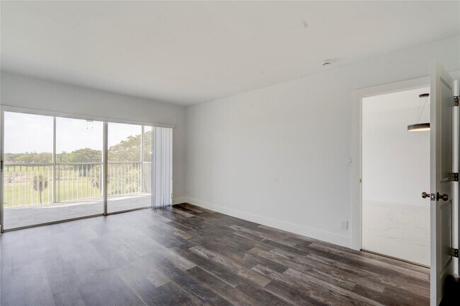 Building Photo - 3050 N Palm Aire Dr