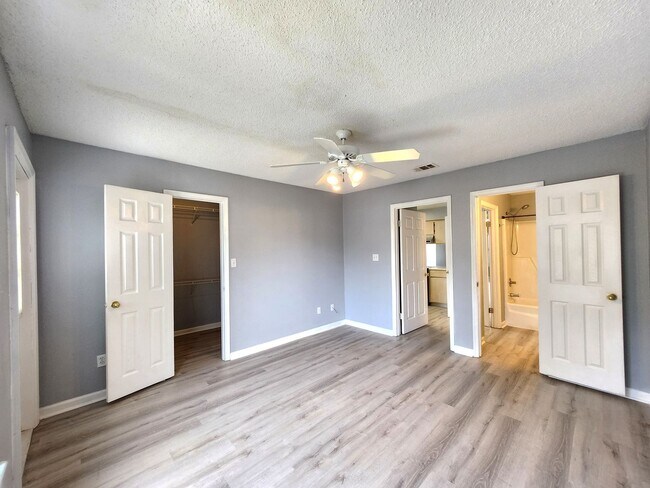 Building Photo - 3 bedroom townhome for rent in NE Tallahassee, wood floors, fenced yard available for a move in r...