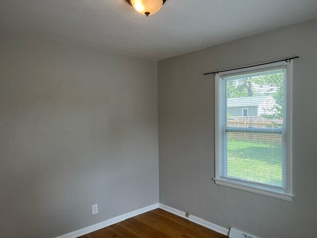 Building Photo - Super Cute 2 Bed 1 Bath House!