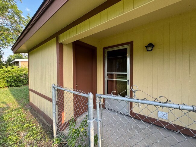 Building Photo - 1115 White Ave