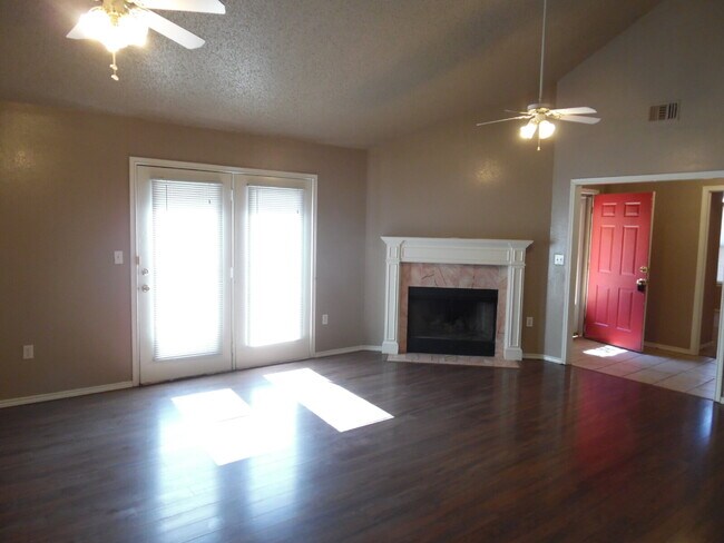 Building Photo - Captivating Townhome in Whisperwood