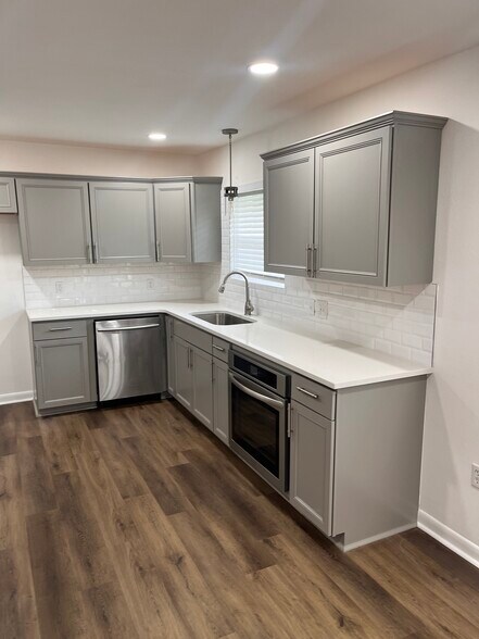 Building Photo - 745 Westbrook Dr