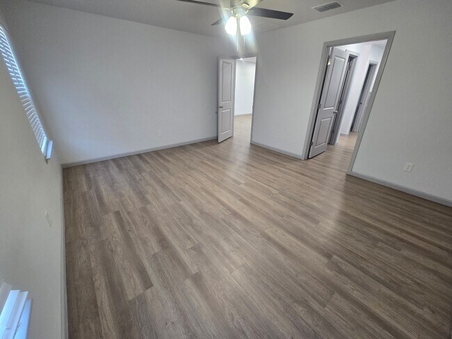 Building Photo - Spacious 4/3/2 Home with Modern Finishes and Great Location