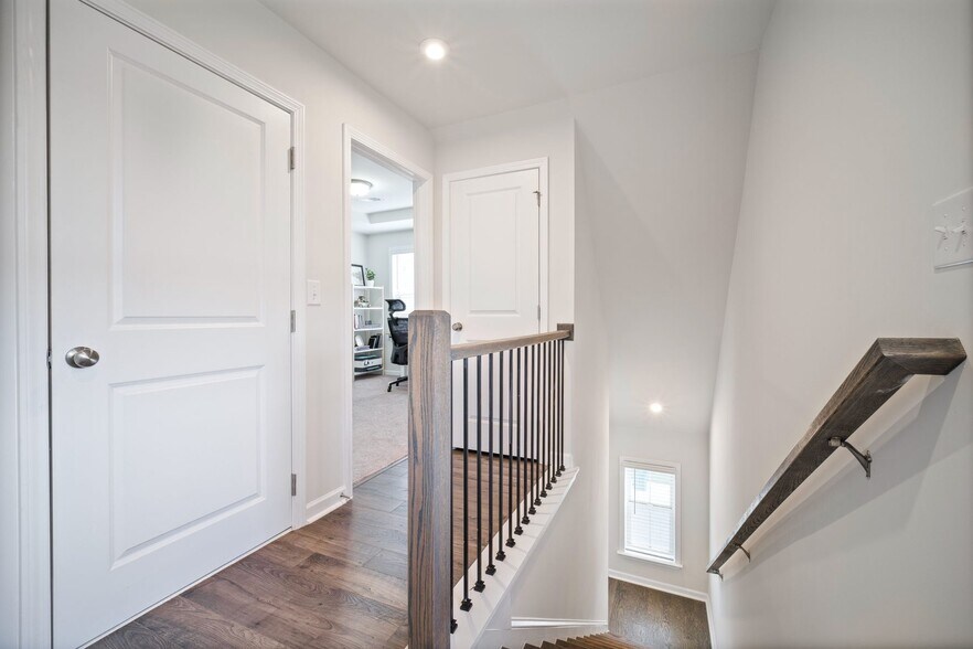 Building Photo - 1595 Ridgebrook Downs