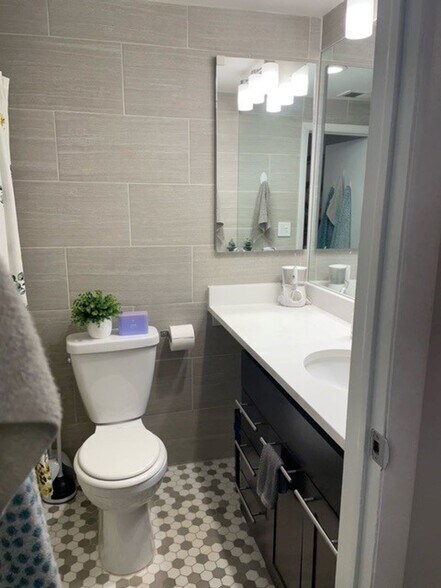 Building Photo - 665 W Melrose St