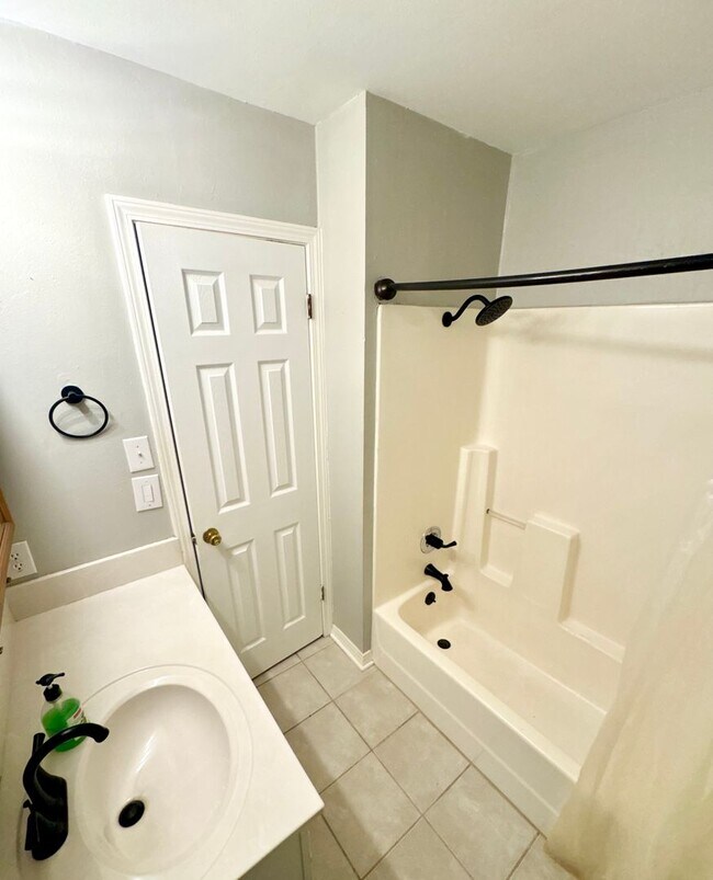 Building Photo - Cobblestone Condo Rental Available