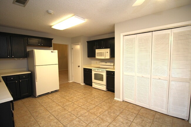 Building Photo - Spacious 3BR/2BA Gulf Breeze Home with Vau...