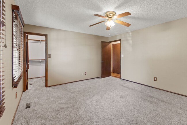 Building Photo - 4 bed, 2 bath, large yard available in Woo...