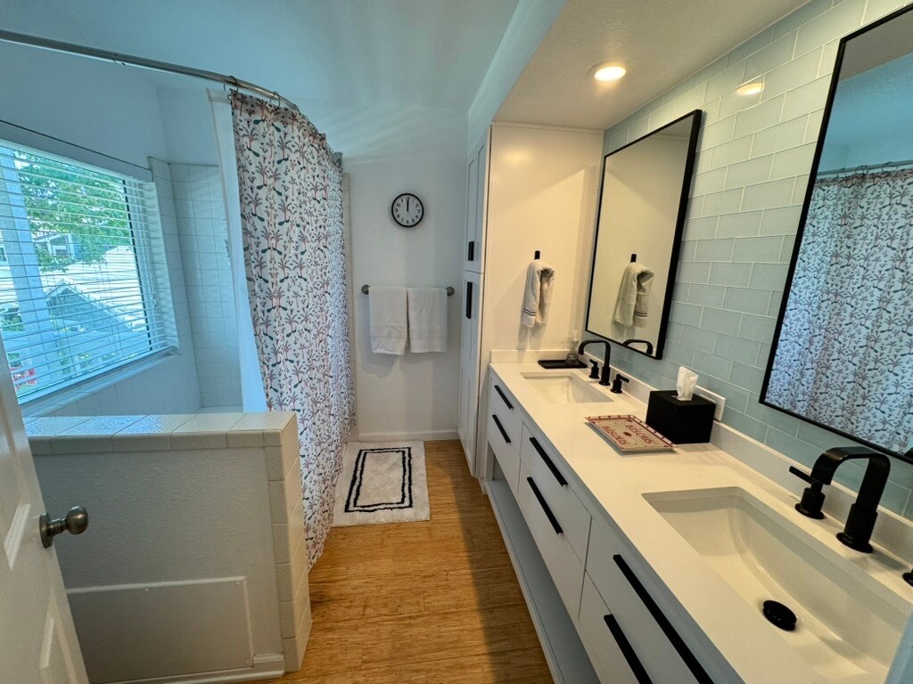 Building Photo - 525 Summer View Cir