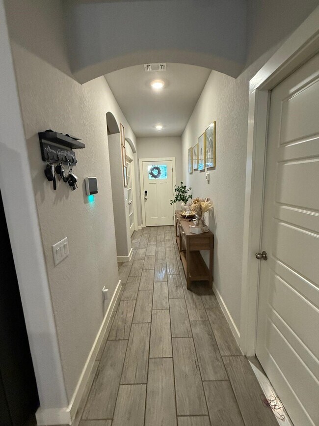 Building Photo - 740 Ft Leonard