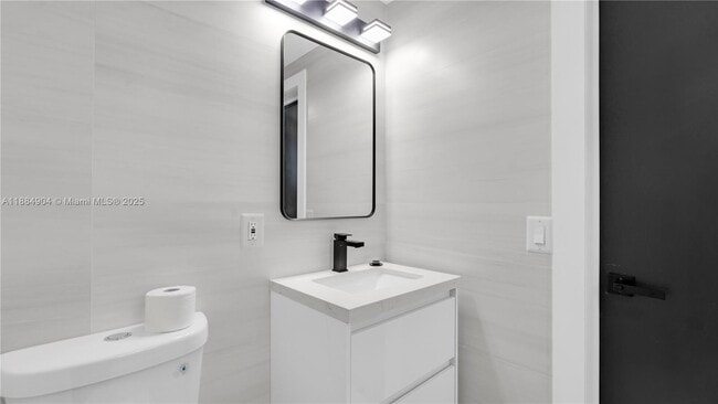 Building Photo - 2413 Gulfstream Ln