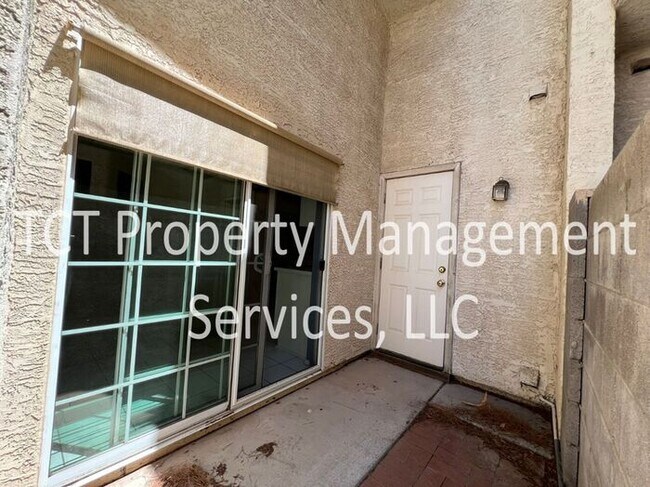 Building Photo - Beautiful Townhome with Fireplace