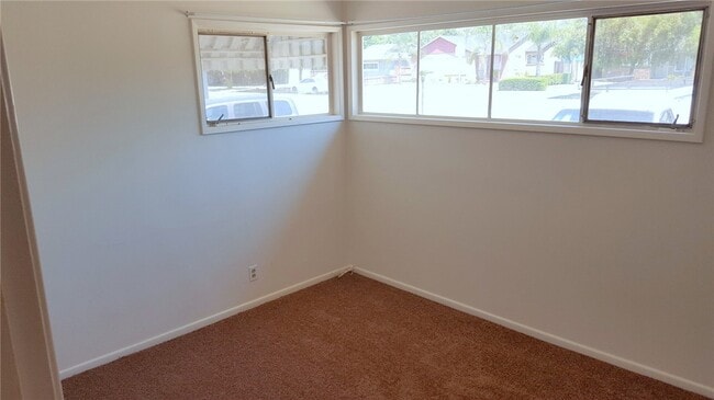 Building Photo - 609 W 5th St