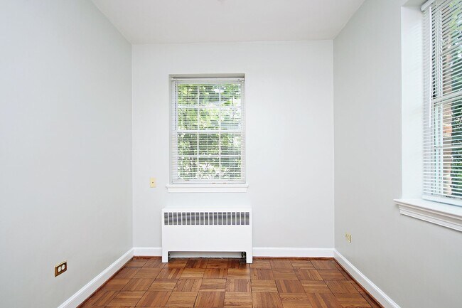 Building Photo - Student-Friendly UVA Apartment With Ting Internet Included