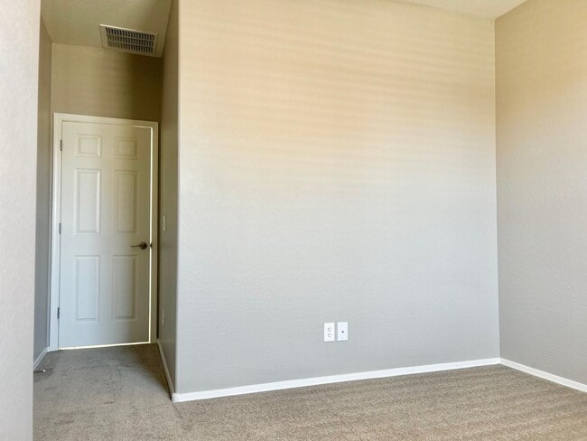 Building Photo - 152 N 56th Pl