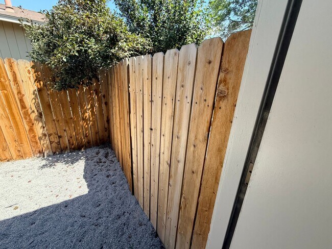 Building Photo - Reno Duplex - 1 Pet Friendly, Garage, Dishwasher, Washer/Dryer Hookups, Central A/C