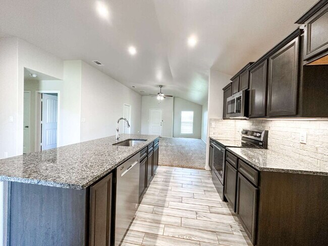 Building Photo - 3/2/2 Home in Windstone!