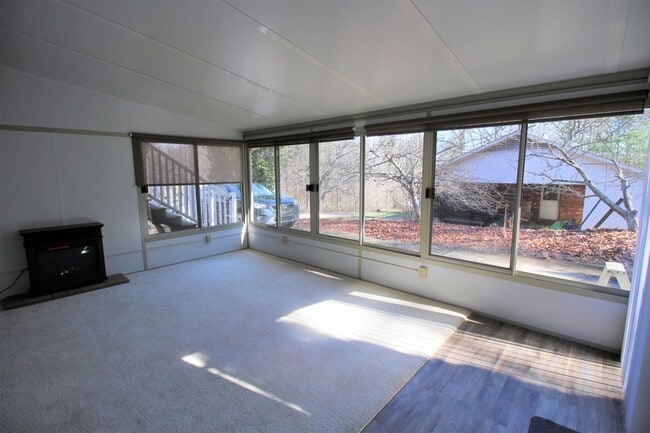 Building Photo - South AVL - Spacious 1/1 Apt with Sunroom!