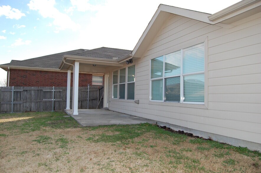 Building Photo - 706 Cedar Cove Dr