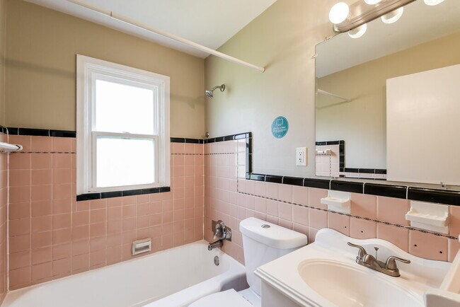 Building Photo - 1123 Roxton Dr