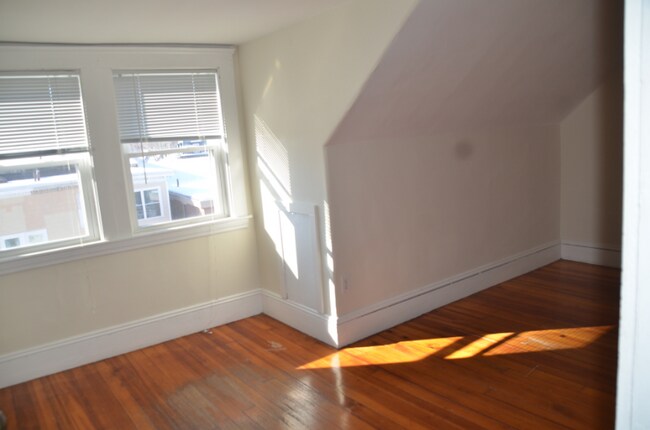 Building Photo - 10-10 Howard St