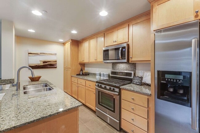 Building Photo - Stunning Top-Floor Condo with Open Layout,...
